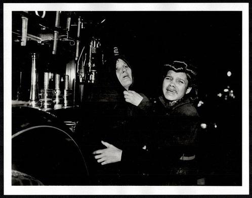 Weegee - Ms. Henrietta Torres and Her Daughter Ada watch as, Antiek en Kunst, Kunst | Schilderijen | Modern