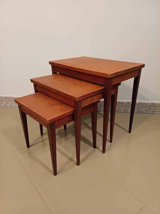 Set bijzettafels - Teak - Drie bijzettafeltjes, Antiek en Kunst, Kunst | Designobjecten