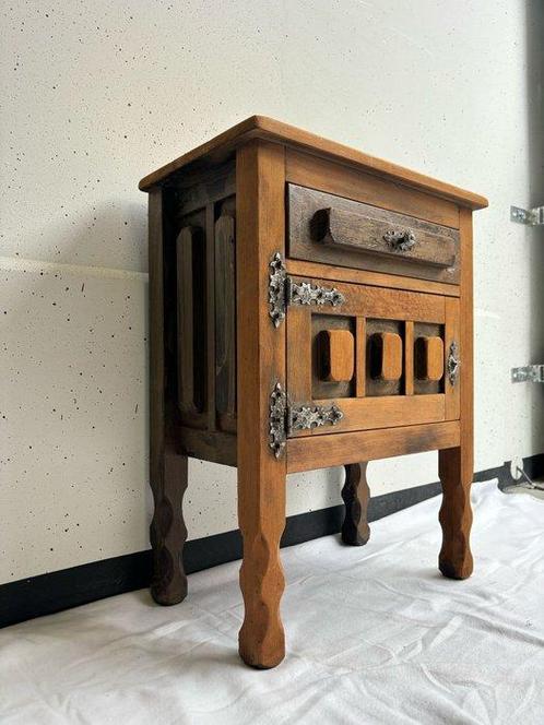 Kast - Elegante Engelse Kast met Fijn Gesneden Details en, Antiek en Kunst, Curiosa en Brocante