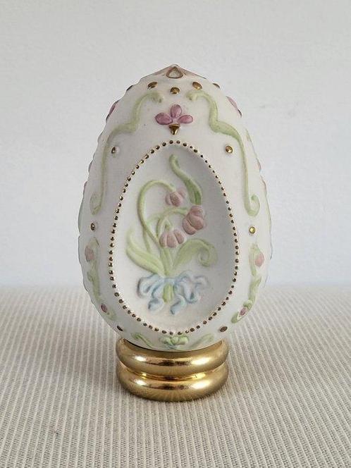 Fabergé ei - Œuf en porcelaine fine en bas-relief signé, Antiek en Kunst, Curiosa en Brocante