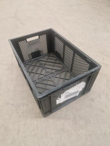 Stapelbare krat 600x400x270mm geperforeerd 55L zwart PP-R, beschikbaar voor biedingen