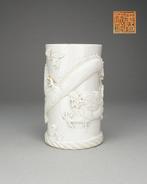 Brushpot Bitong - Porselein - Molded and Carved Dragon and, Antiek en Kunst