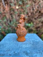 Roestig Gietijzeren Engel - Tuindecoratie - B 7xH 15xD7cm, Tuin en Terras, Tuinbeelden, Verzenden, Nieuw, Metaal, Engelenbeeld