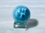 Rust in het blauw – Premium Larimar Kristallen Bol, Verzamelen