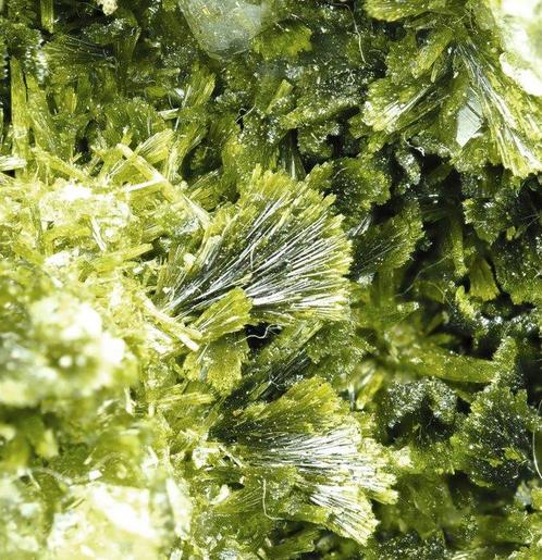 Clinozoisiet met kwarts Kristallen op matrix - Hoogte: 137, Verzamelen, Mineralen en Fossielen