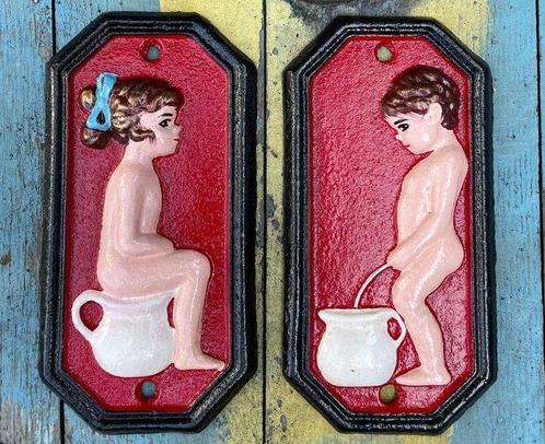 Decoratief ornament - Set van twee gietijzeren toiletbordjes, Antiek en Kunst, Curiosa en Brocante
