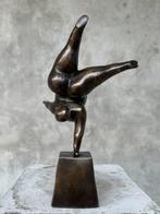 Beeld, NO RESERVE PRICE - Voluptuous Balancing Lady Statue -, Antiek en Kunst