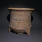 Mesopotamisch Aardewerk Driepotige vaas. 14 cm hoog.