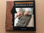Cursus Keramiek - Modelleren in Klei - vrij zeldzaam, Boeken, Ophalen of Verzenden, Gelezen, Kleien en Boetseren