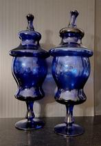 dekselvaas  - paar vazen met glazen deksels met gravures -, Antiek en Kunst
