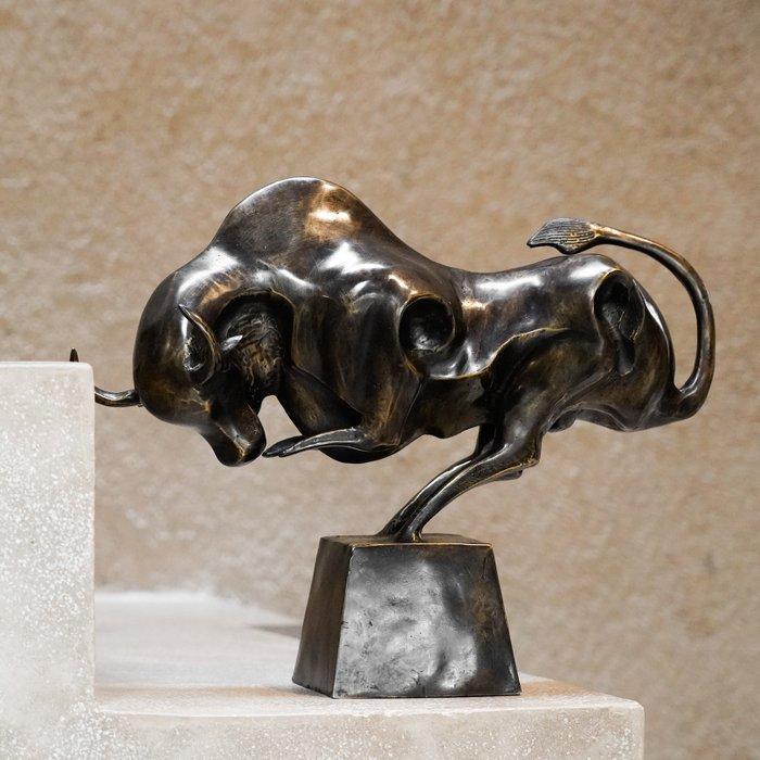 sculptuur, Bronze Sculpture of a Striking Bull - with base -, Antiek en Kunst, Kunst | Designobjecten
