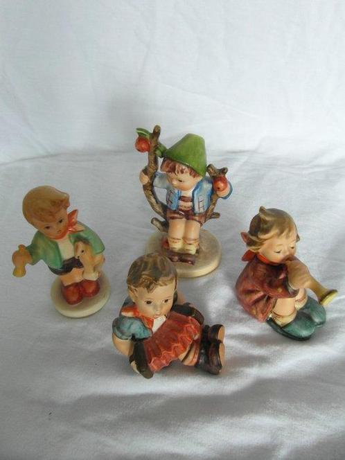 Goebel - Beeldje - 142 3/0 appeltree boy-239C Boy with, Antiek en Kunst, Curiosa en Brocante