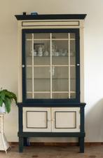 Een houten vitrinekast, 20e eeuw, Gebruikt