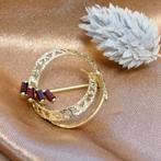 Gouden ronde fantasie broche met rode stenen | Vintage, Goud, Gebruikt, Ophalen of Verzenden, Overige kleuren