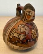 Nazca-cultuurfiguur versierd met dierenkoppen en een kikker