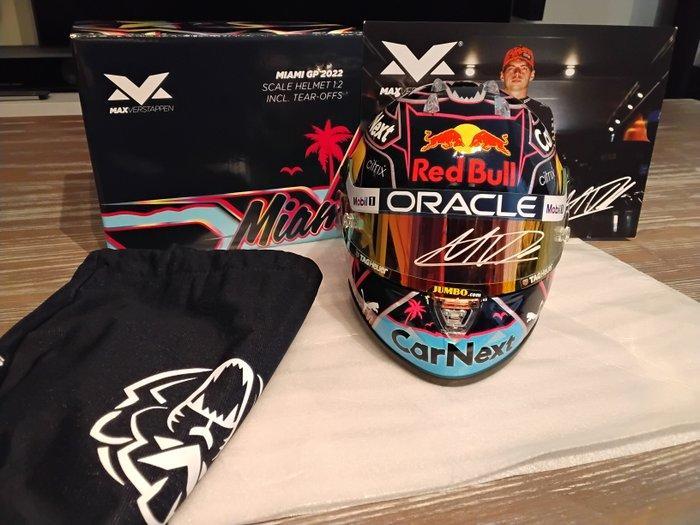 Red Bull Racing - Max Verstappen - 2022 - Scale 1/2 helmet, Verzamelen, Automerken, Motoren en Formule 1