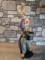 Jun Asilo - Jun Asilo - Beeld, Clown met hoed en duif