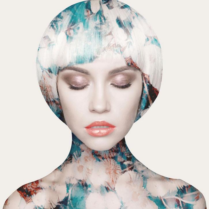 Glasschilderij vrouw met blauw tinten | Ter Halle | 090, Huis en Inrichting, Woonaccessoires | Overige, Nieuw, Ophalen of Verzenden