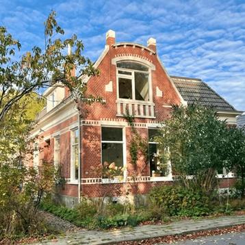Vrijstaand herenhuis met tuin, monument en luxe badkamer beschikbaar voor biedingen