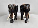 sculptuur, Ebonised hand carved elephants - 15.5 cm -
