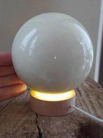 Jade bol - op een houten standaard met verlichting (USB