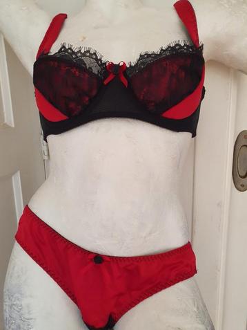 Kiss me Deadly, Satin Lace Bra. beschikbaar voor biedingen