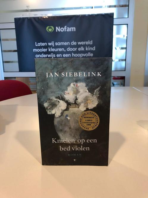 Knielen op een bed violen - Jan Siebelink [nofam.org], Boeken, Romans