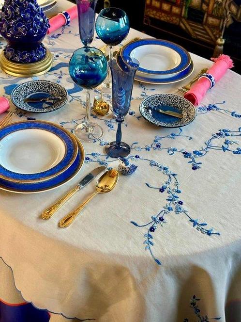 Handgebordelde mantel op natuurlijke organza. - Tafelkleed -, Antiek en Kunst, Kunst | Designobjecten