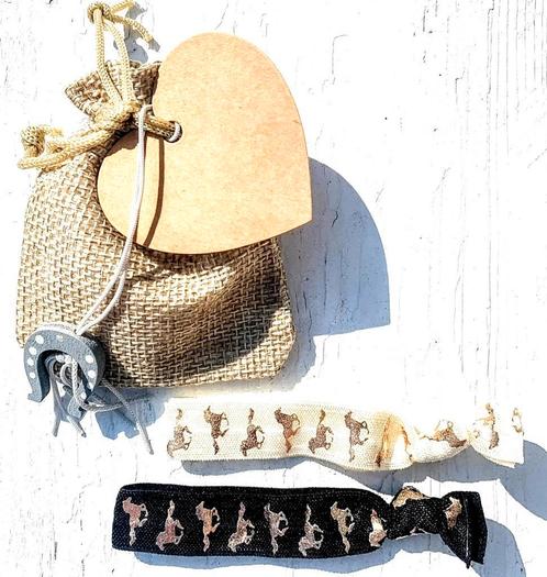 Jute giftbag + hoefijzer gelukspoppetje, 2 armbanden + kaart, Dieren en Toebehoren, Paarden en Pony's | Overige Paardenspullen