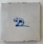 Tegel - Antieke Delfts blauwe tegel met een neushoorn -, Antiek en Kunst