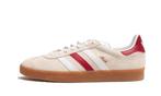 Adidas Gazelle Aluminum Collegiate Burgundy - maat 42, Kleding | Dames, Nieuw, Sneakers of Gympen, Verzenden, Adidas
