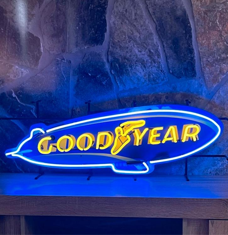 Goodyear Blimp Neon Verlichting 104 x 35 cm - Blauw, Geel, Verzamelen, Merken en Reclamevoorwerpen, Ophalen