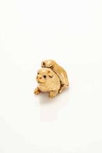 Een fijne en zachte hertenantler netsuke waarop twee puppys, Antiek en Kunst