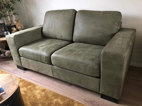 Leren 2-zits bank met houten poten - groen leer, Huis en Inrichting, Banken | Bankstellen, 150 tot 200 cm, 75 tot 100 cm, Rechte bank