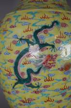 Vaas - Porselein - China - Nine Dragon Vase Qianlong, Antiek en Kunst