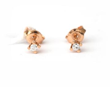 Een paar 18 krt. roségouden oorstekers met diamant beschikbaar voor biedingen