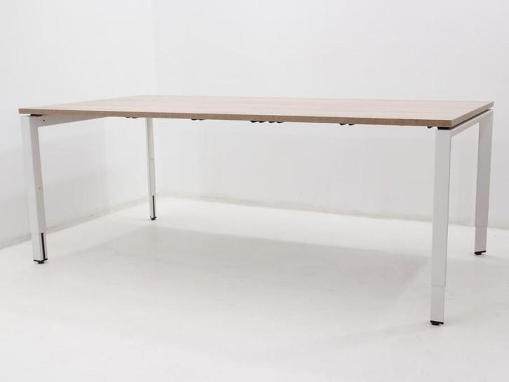Steelcase bureau 200x100cm - hoogte instelbaar - gebroken, Huis en Inrichting, Bureaus, Ophalen of Verzenden