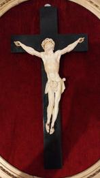 Crucifix - Hout, Ivoor, Textiel, Oud ivoren kruisbeeld - 19e, Antiek en Kunst, Kunst | Niet-Westerse kunst