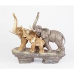 A PORCELAIN GROUP OF AN ELEPHANT FAMILY (Interieur), Antiek en Kunst, Kunst | Beelden en Houtsnijwerken, Verzenden