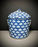 Een Chinese blauw-witte bedekte pot met pruimenbloesems H: