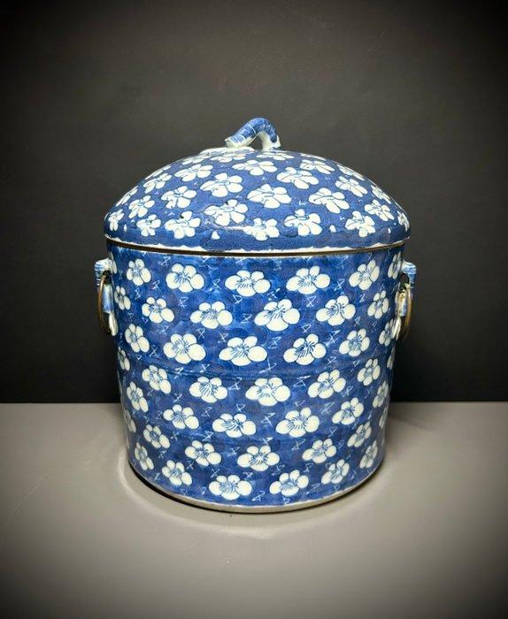Een Chinese blauw-witte bedekte pot met pruimenbloesems H:, Antiek en Kunst, Antiek | Overige Antiek