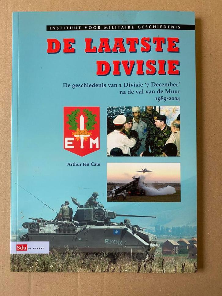 De Laatste Divisie Divisie 7 december na de val v/d Muur, Verzamelen, Militaria | Algemeen, Landmacht, Nederland, Boek of Tijdschrift