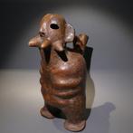 Vicus, Peru Terracotta Figuurlijk vat met handvat.