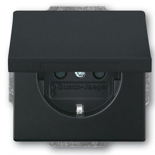 Busch-Jaeger Wandcontactdoos met randaarde klapdeksel 1V, Doe-het-zelf en Verbouw, Elektra en Kabels, Stopcontact, Nieuw