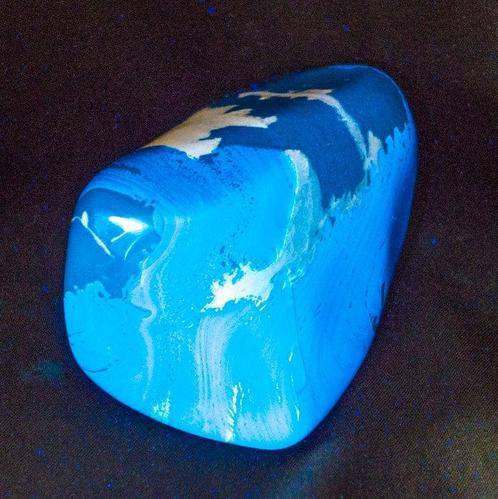 Stuk donkerblauwe amber, doorzichtig Volledig gepolijst -, Verzamelen, Mineralen en Fossielen