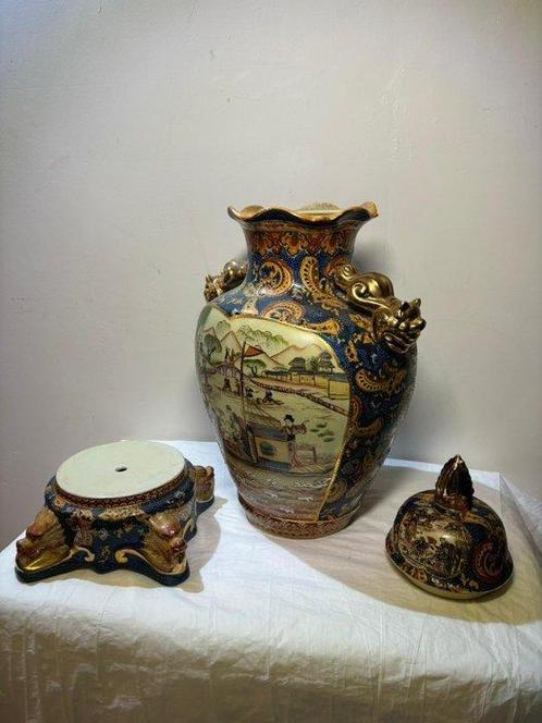 Vaas - Porseleinen Vaas met Geschilderde Scène en Gouden, Antiek en Kunst, Curiosa en Brocante