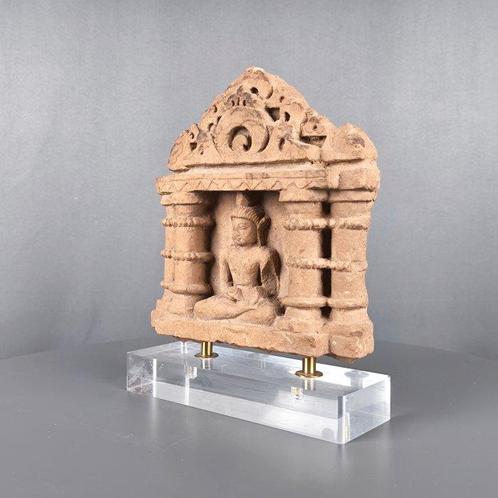 Zandsteen EEN ZANDSTENEN STELE VAN TIRTHANKARA - 20.5 cm, Verzamelen, Mineralen en Fossielen