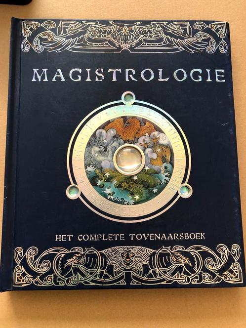 Fantasy - Magistrologie - Het Complete Tovenaarsboek - NIEUW, Boeken, Fantasy, Zo goed als nieuw, Ophalen of Verzenden