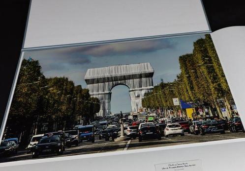 Christo (1935-2020) - LArc de Triomphe, Wrapped, by Day, Antiek en Kunst, Antiek | Overige Antiek