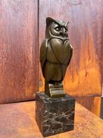 After Cezaro - sculptuur, Uil - 34 cm - Brons, Marmer - 2025